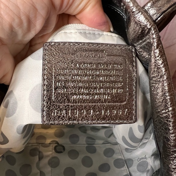 Coach Julia Perry Op Art tote bag in bronze metallic leather. Beautiful 🤩 - Picture 3 of 13